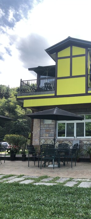 Property grounds - Peach Villa (Lugu)