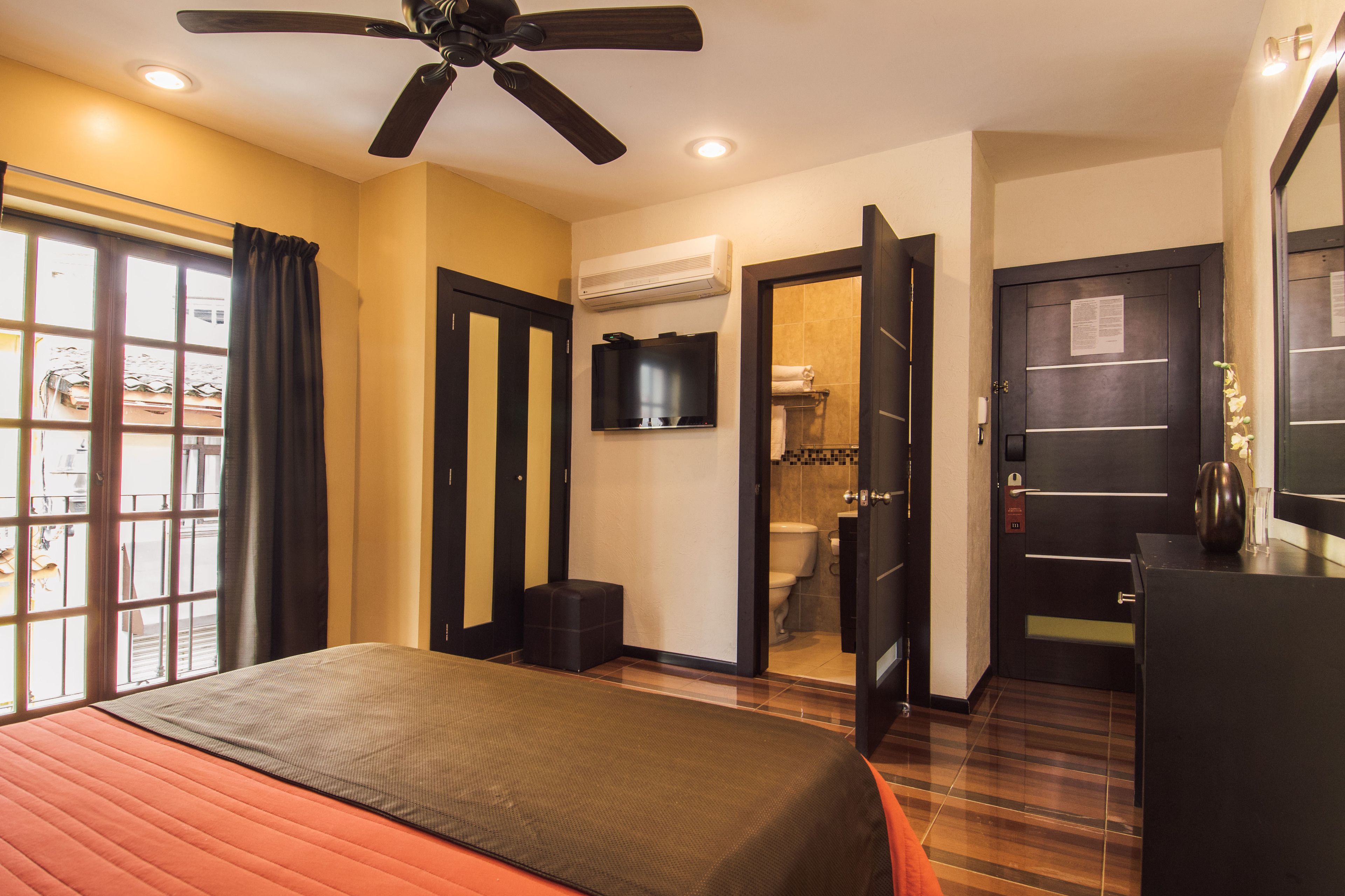 room, 1 double bed | in-room safe, rollaway beds, free wifi, bed sheets