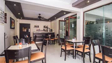 Café da manhã completo grátis todos os dias