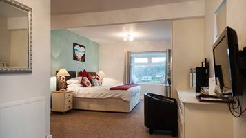 Suite, balcon, vue mer | Lits bébé (en supplément), Wi-Fi gratuit