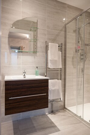 Suite, Balcony, Sea View | Bathroom - The Sun Bay Hotel & Restaurant (Kingsbridge)