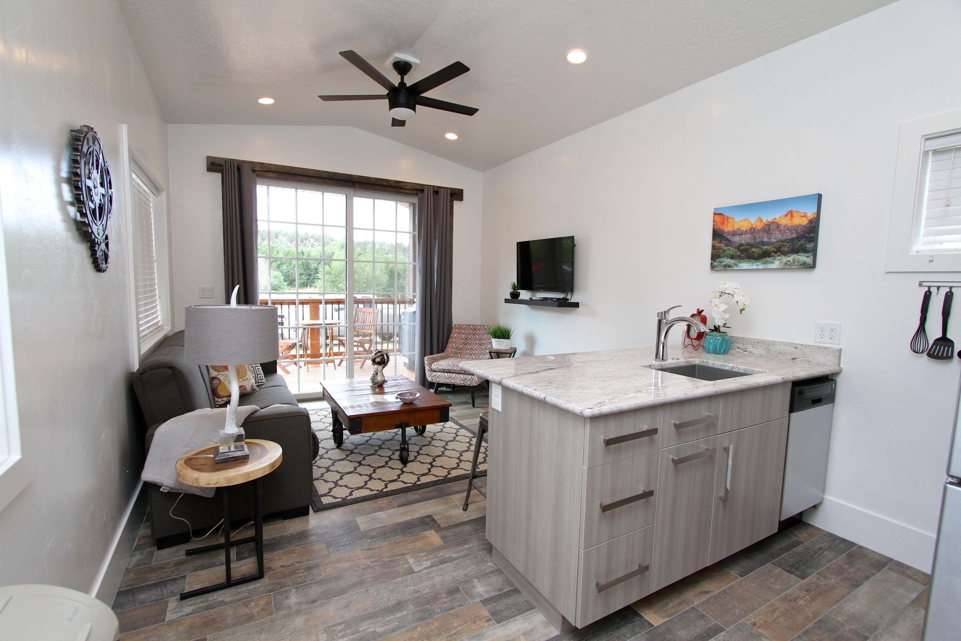 Elite House, 2 Bedrooms, Mountain View | Living area | TV