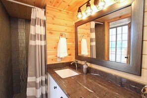 Trehytte – exclusive, 1 kingsize-seng med sovesofa | Bad | Hårføner, håndklær, såpe og sjampo