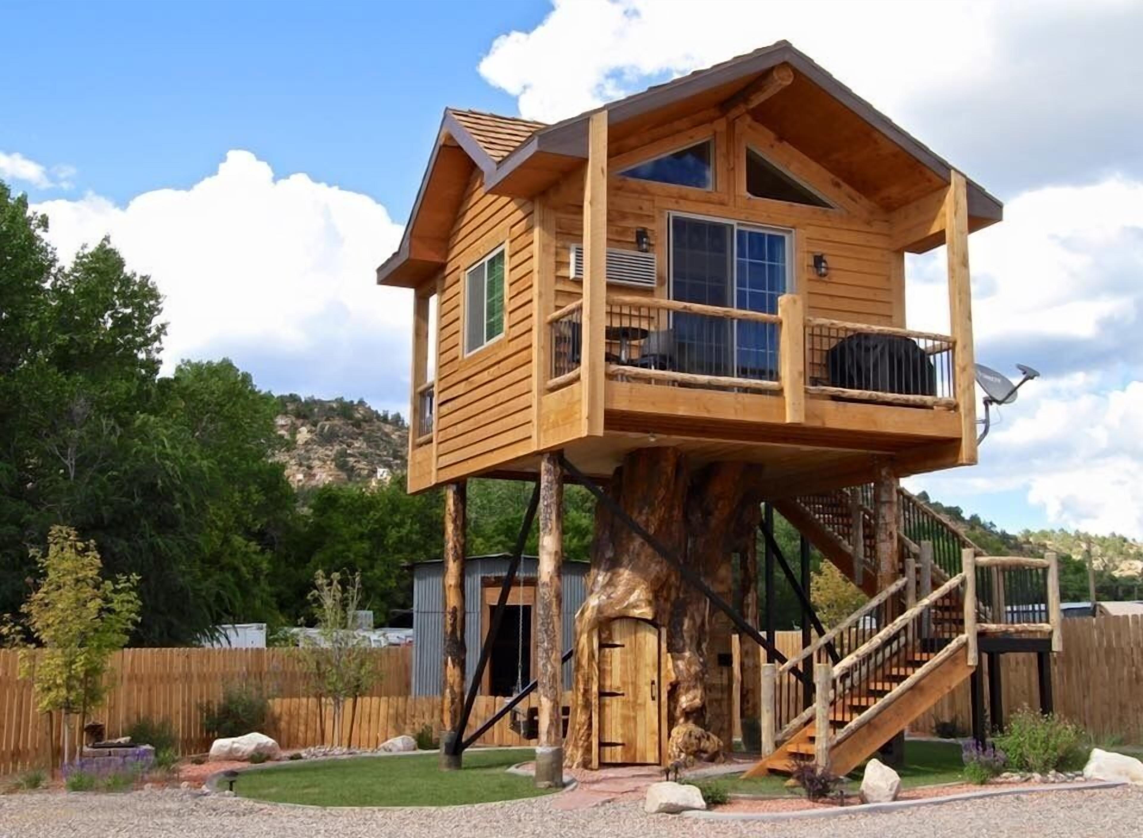 บ้านต้นไม้เอ็กซ์คลูซีฟ, เตียงคิงไซส์ 1 เตียง และโซฟาเบด | ด้านหน้าที่พัก