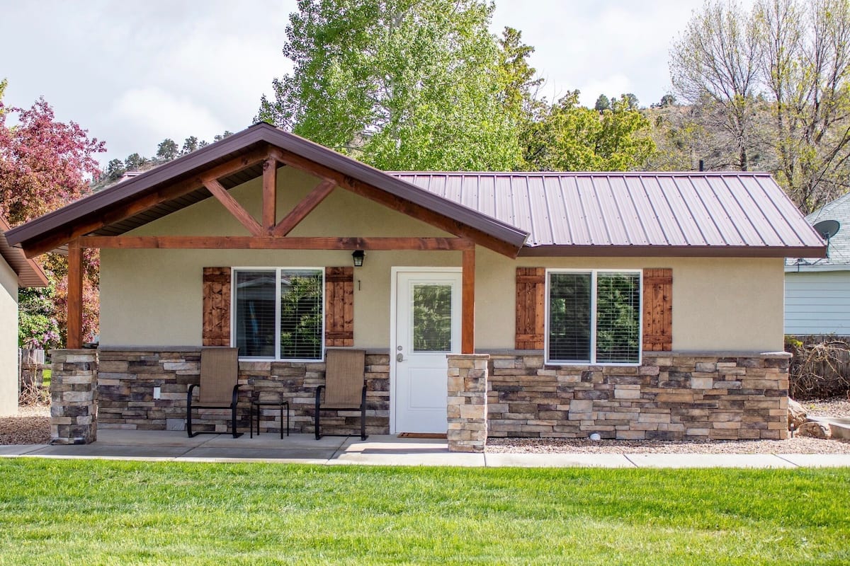 Premium Cabin | Individually decorated, individually furnished, laptop workspace