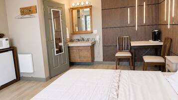 Room, 1 King Bed | Individually decorated, individually furnished, laptop workspace