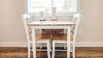 Cabin Premium | Khu vực ăn uống tại phòng