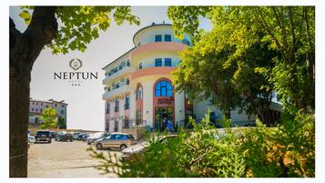 Vista frontal de la propiedad