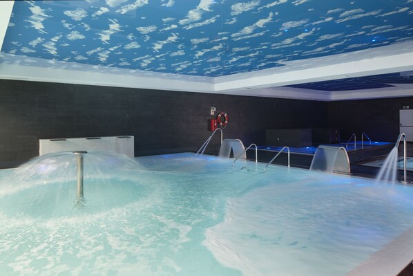 Couples treatment rooms, sauna, hot tub, steam room, body treatments