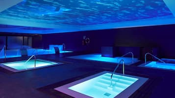 Behandelingskamers voor koppels, een sauna, een bubbelbad, een stoombad