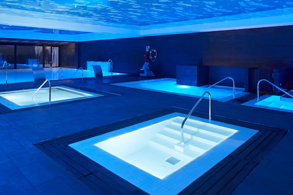 Behandelingskamers voor koppels, een sauna, een bubbelbad, een stoombad