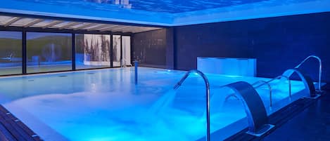 雙人療程室、三溫暖烤箱、浴缸、蒸氣室、美體療程、水療