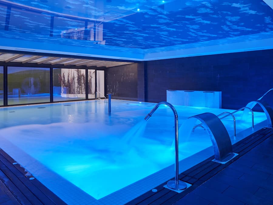 Behandelingskamers voor koppels, een sauna, een bubbelbad, een stoombad