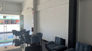 42-inch flat-screen TV with cable channels, TV - Qallwa Casma (Casma)