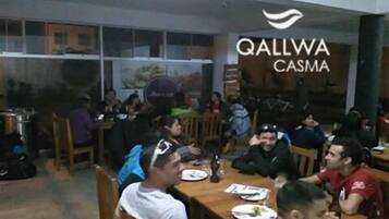 朝食、ランチ、ディナーに営業