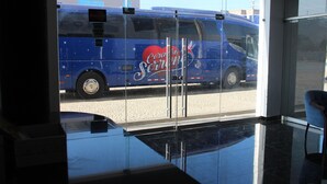 Un fourgon bleu, sur lequel on pouvait lire « Coral Springs », était garé devant un bâtiment dont la porte était en verre.