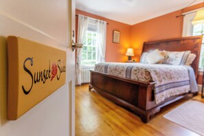 Desk, iron/ironing board, free WiFi, bed sheets - The Stella Rose B&B (Wolfville)