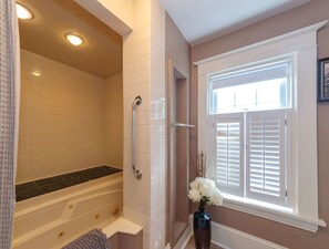 Kamer, 1 queensize bed, balkon (Sunrise Terrace) | Badkamer | Gratis toiletartikelen, een haardroger, badjassen, handdoeken
