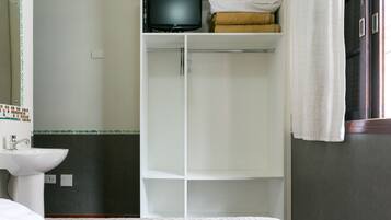 Quarto solteiro standard, 1 cama de solteiro | Frigobar, cofres nos quartos, individualmente decorados