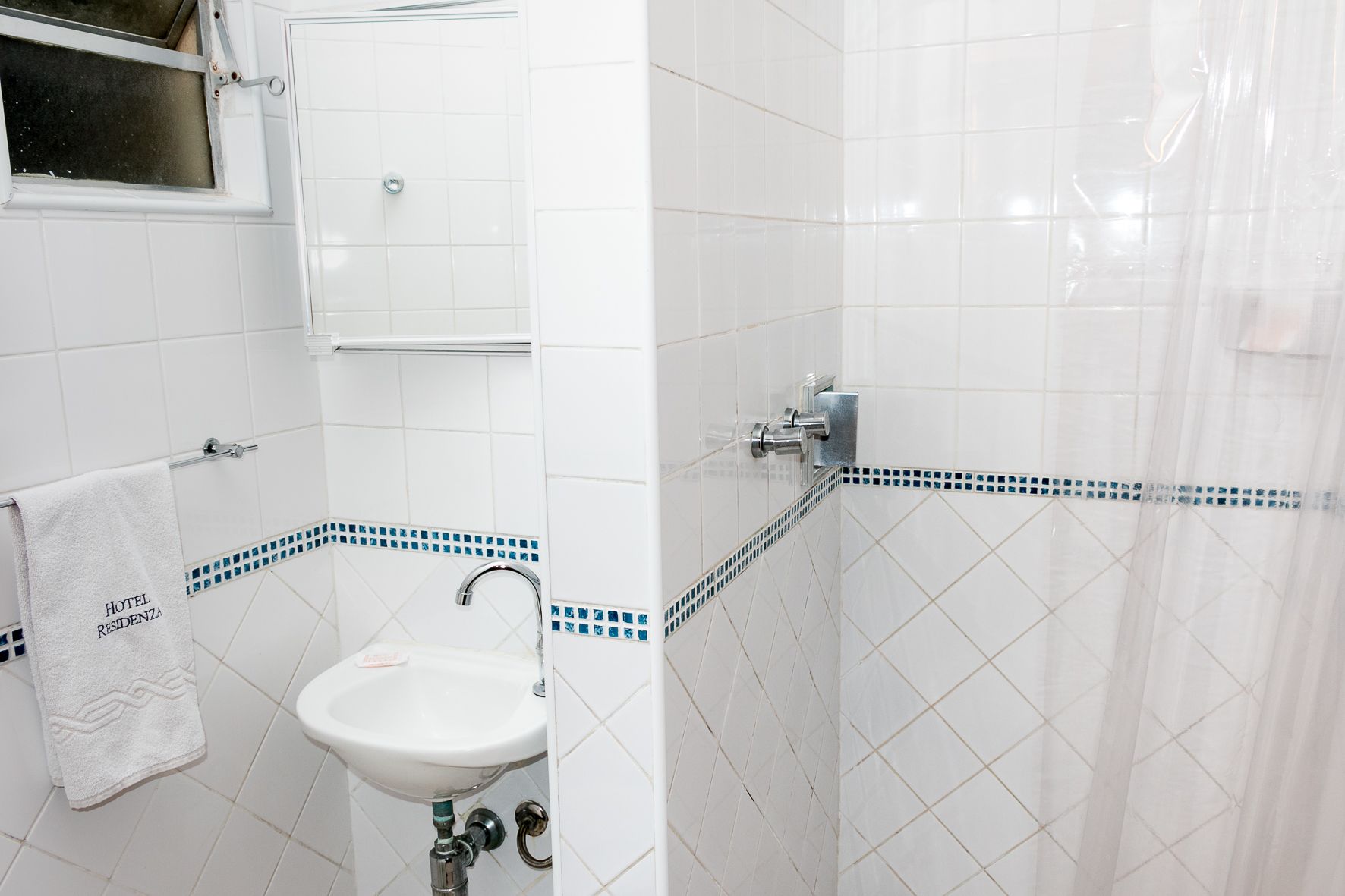 standard double or twin room, 1 double or 2 single beds | bathroom | shower, free toiletries, hair dryer, bidet