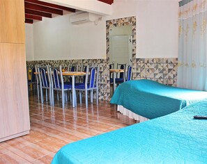 Dúplex superior, 2 habitaciones | Tabla de planchar con plancha, camas extra gratis y wifi gratis 