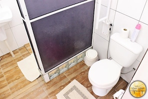 A bathroom with a toilet, bidet, and a small trash bin. - Reflejos de Luna Llena (Puerto Iguazú)