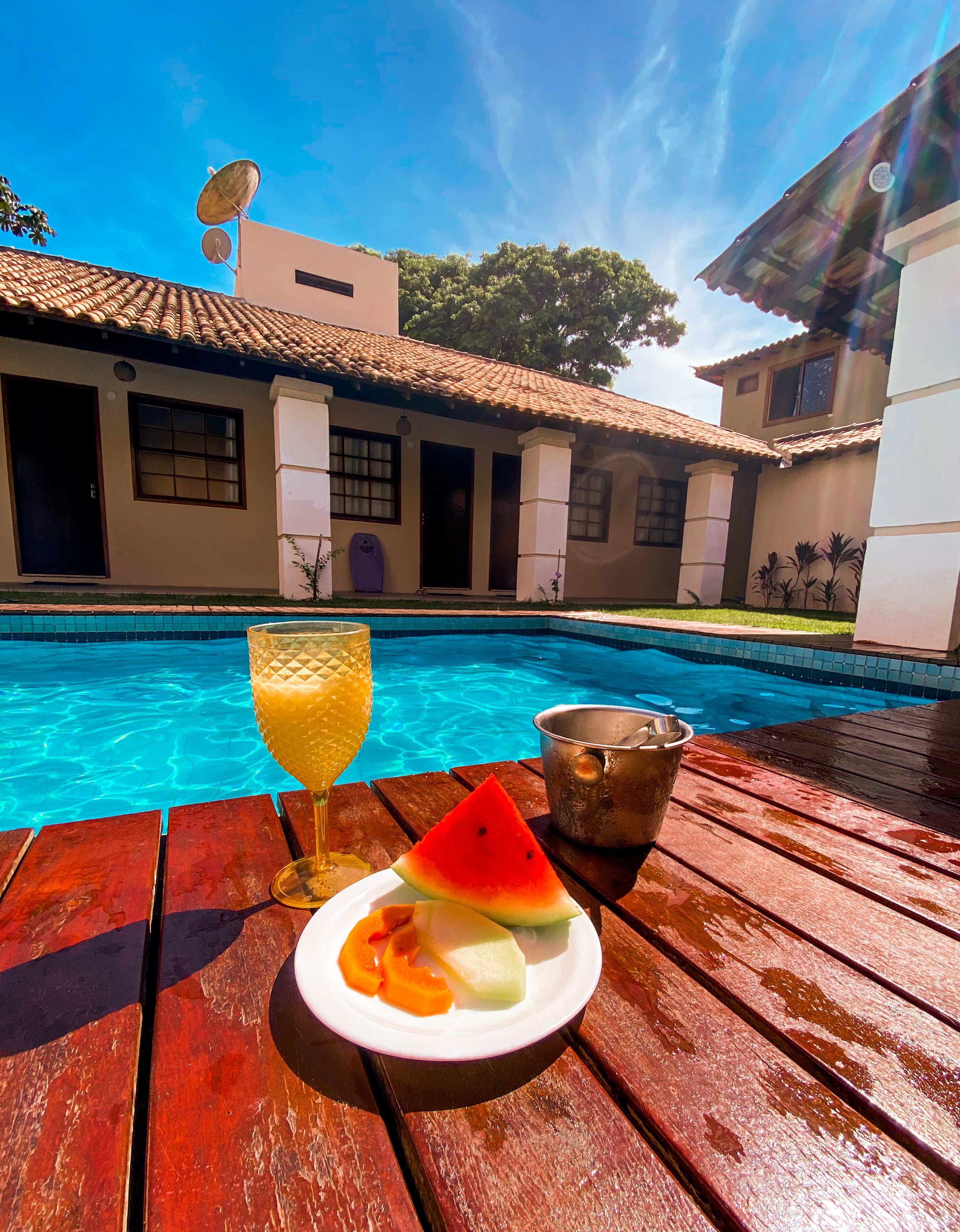 室外游泳池，提供日光浴躺椅