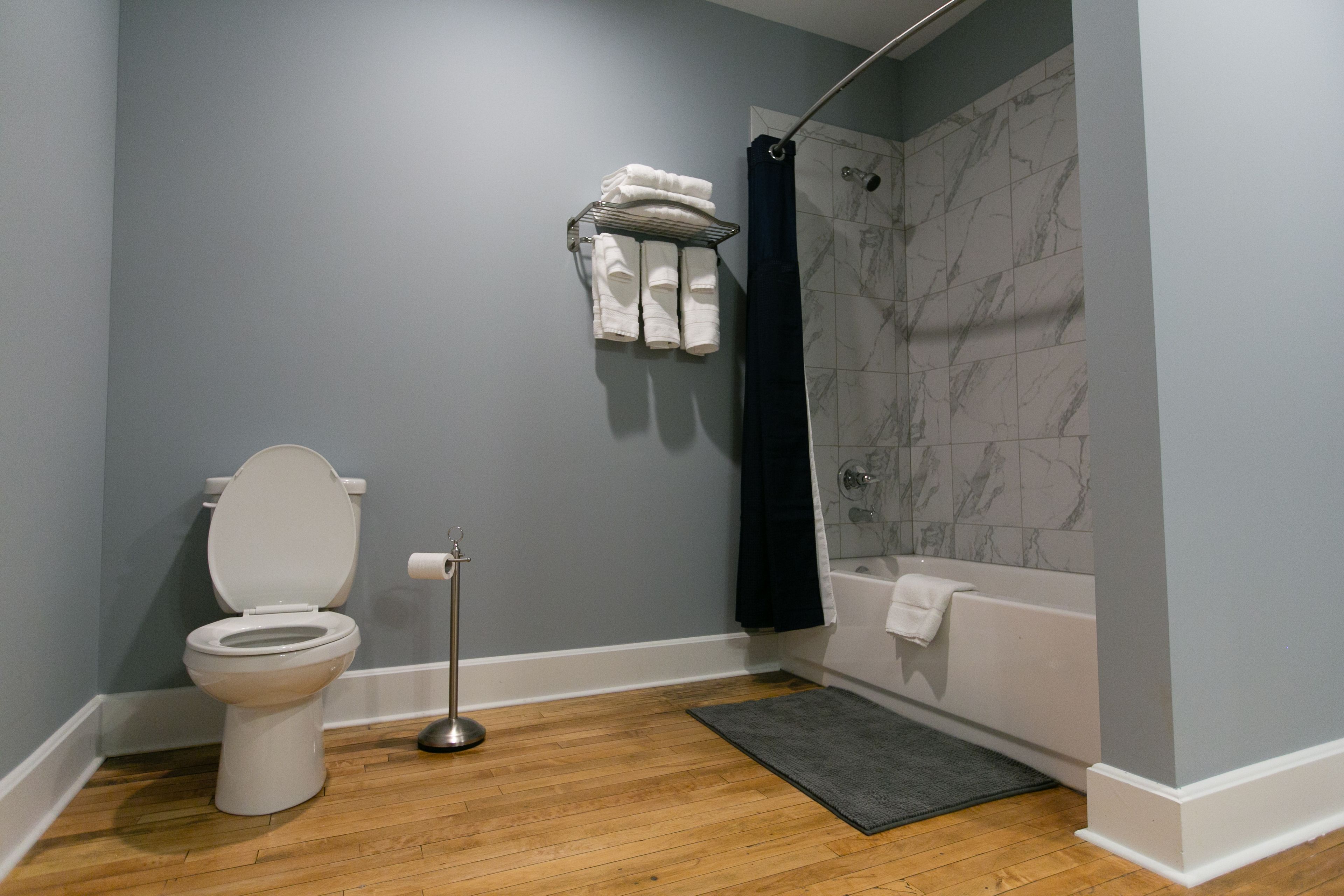 وحدات دش مع أحواض استحمام، مستلزمات مجانية للعناية الشخصية، مجففات شعر