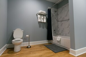 Bañera con ducha, artículos de tocador gratuitos, secador de pelo