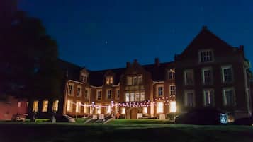 Fassade der Unterkunft – Abend/Nacht