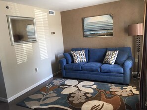 Suite Deluxe, 1 letto king con divano letto, non fumatori, patio | Ferro/asse da stiro, culle/letti per bambini (a pagamento)