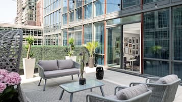 أغطية فراش متميزة وألحفة محشوة بالريش وميني بار وخزنة داخل الغرفة