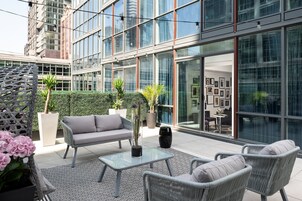 Suíte luxo, 1 quarto, terraço | Roupas de cama premium, edredons de pluma, frigobar, cofres nos quartos