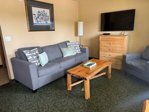 Suite Klasik, 2 Tempat Tidur Double, dapur kecil | Area keluarga | Smart TV 43-inci dengan saluran TV kabel dan TV