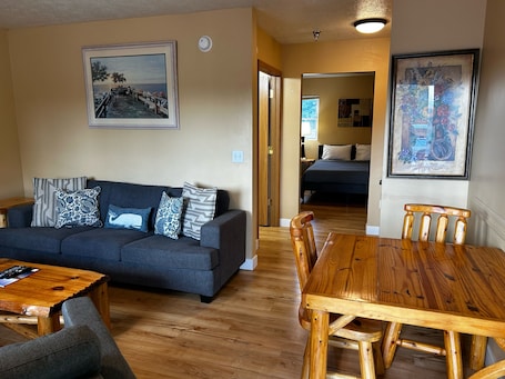 Classic Suite, 2 Double Beds, Kitchenette | Private kitchen. The Kingsley Suites
