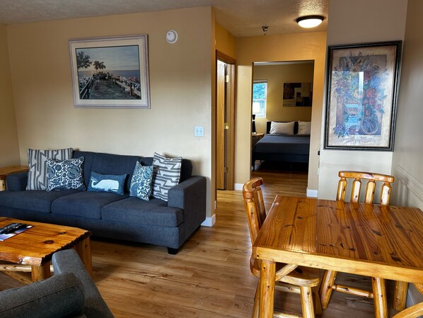 Suite clásica, 2 camas matrimoniales, cocineta | Cocina privada | Cafetera y tetera 