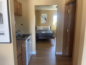 Suite clásica, 2 camas matrimoniales, cocineta | Camas con efecto memoria, wifi gratis y ropa de cama 