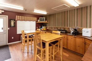 Lobby - The Kingsley Suites (Kingsley)