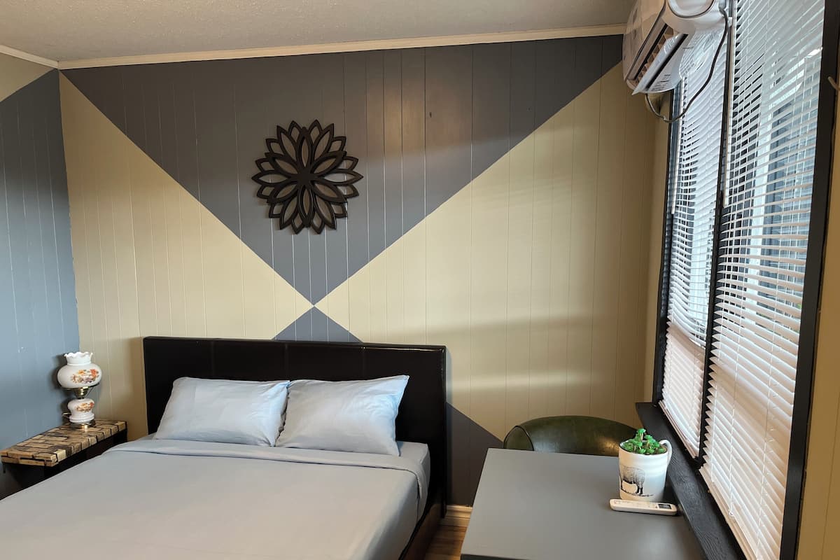 Standard Room, 1 Queen Bed
