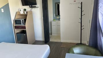 Standardzimmer, 1 Queen-Bett | Schreibtisch, kostenloses WLAN, Bettwäsche