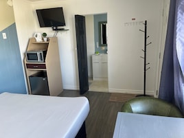 Escritorio, wifi gratis y ropa de cama 