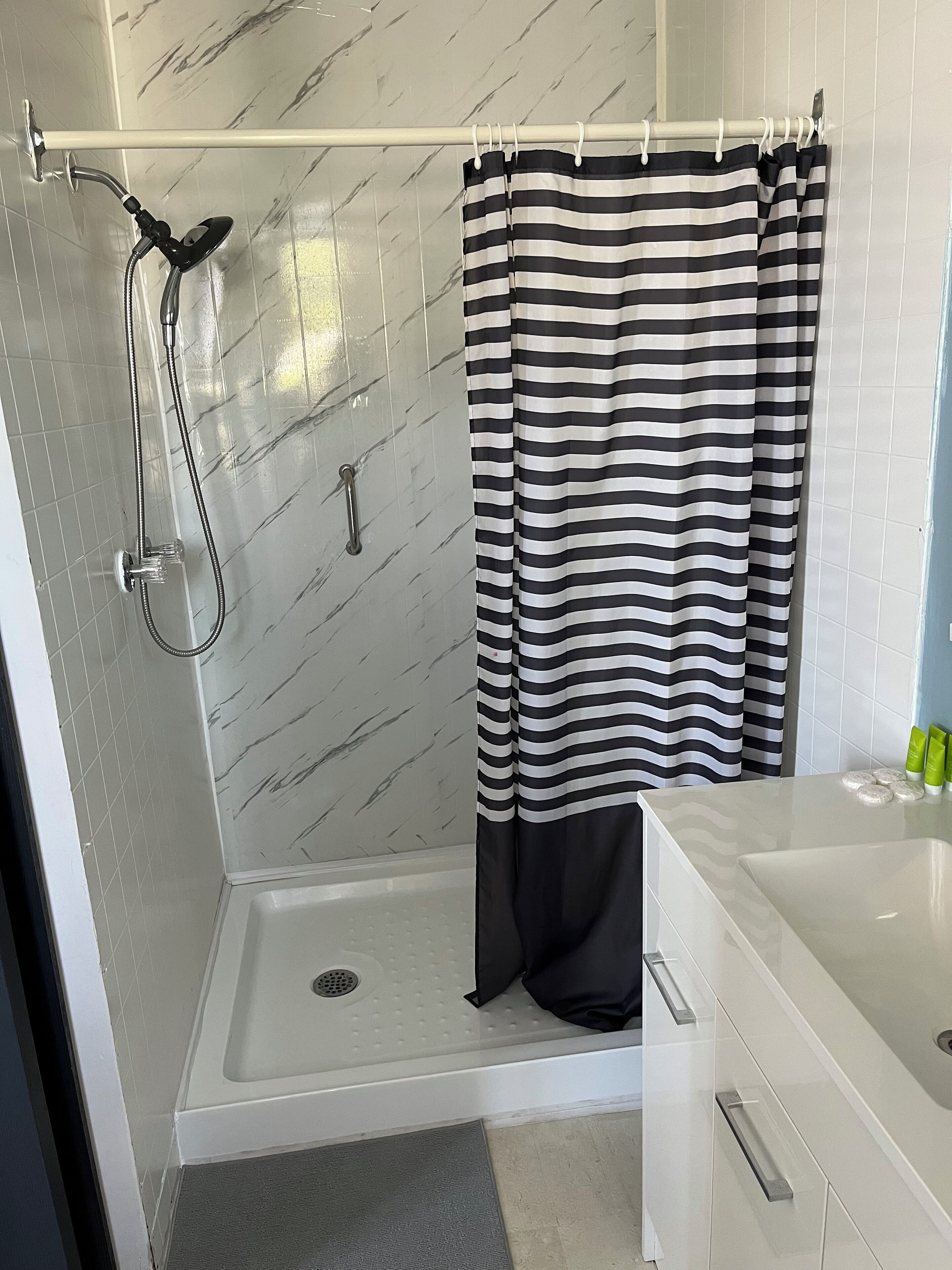 Standard Room, 1 Queen Bed | Bathroom | Combined shower/tub, free toiletries, towels