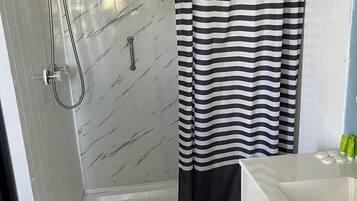 Habitación estándar, 1 cama Queen size | Baño | Tina con regadera, amenidades de baño gratuitas, toallas