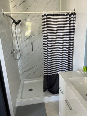 Standaard kamer, 1 queensize bed | Badkamer | Een bad/douchecombinatie, gratis toiletartikelen, handdoeken
