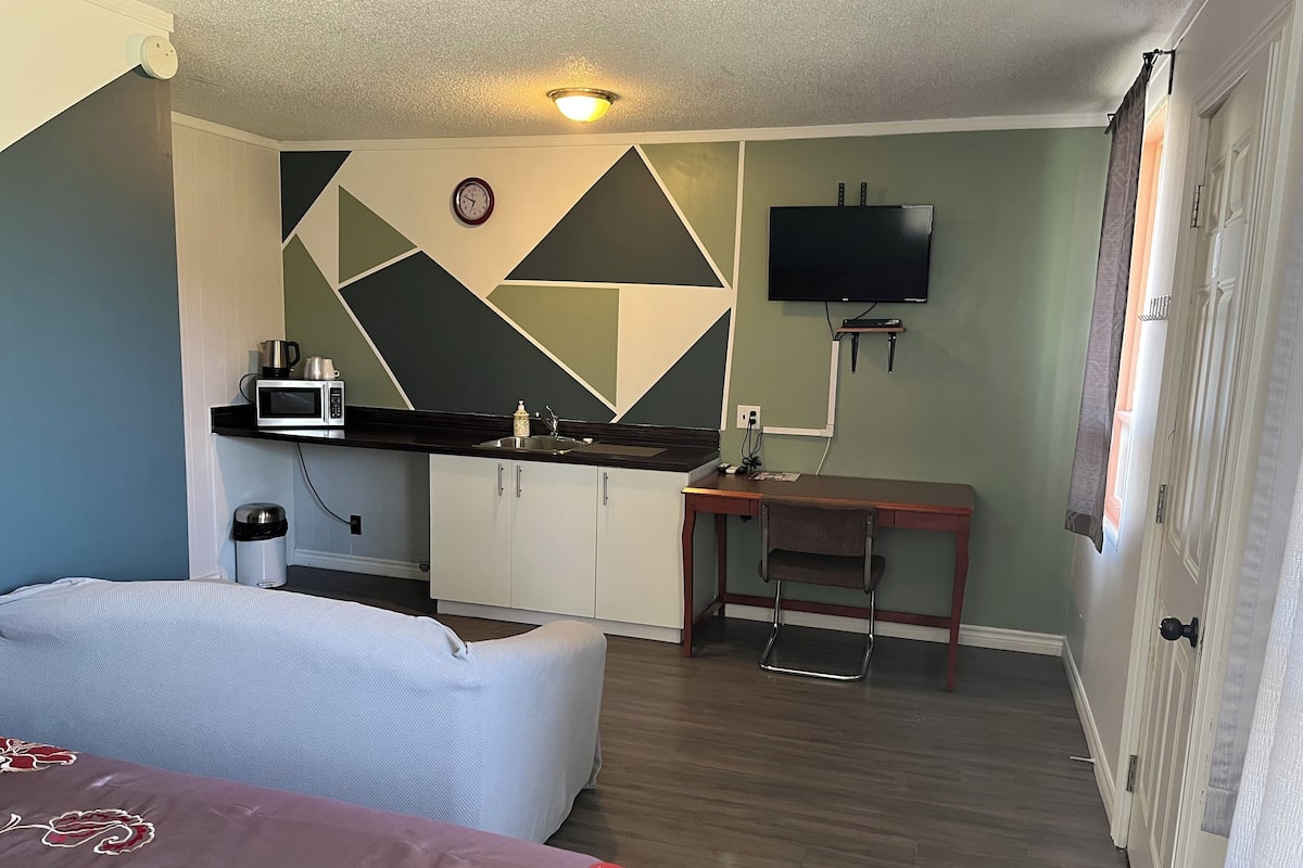 Family Apartment, 2 Queen Beds | Living area