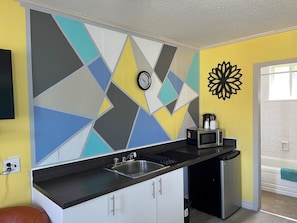 Standard Room, 1 Queen Bed | Private kitchen