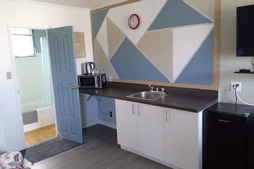 Family Apartment, 2 Queen Beds | Private kitchen