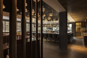 3 間餐廳，供應晚餐