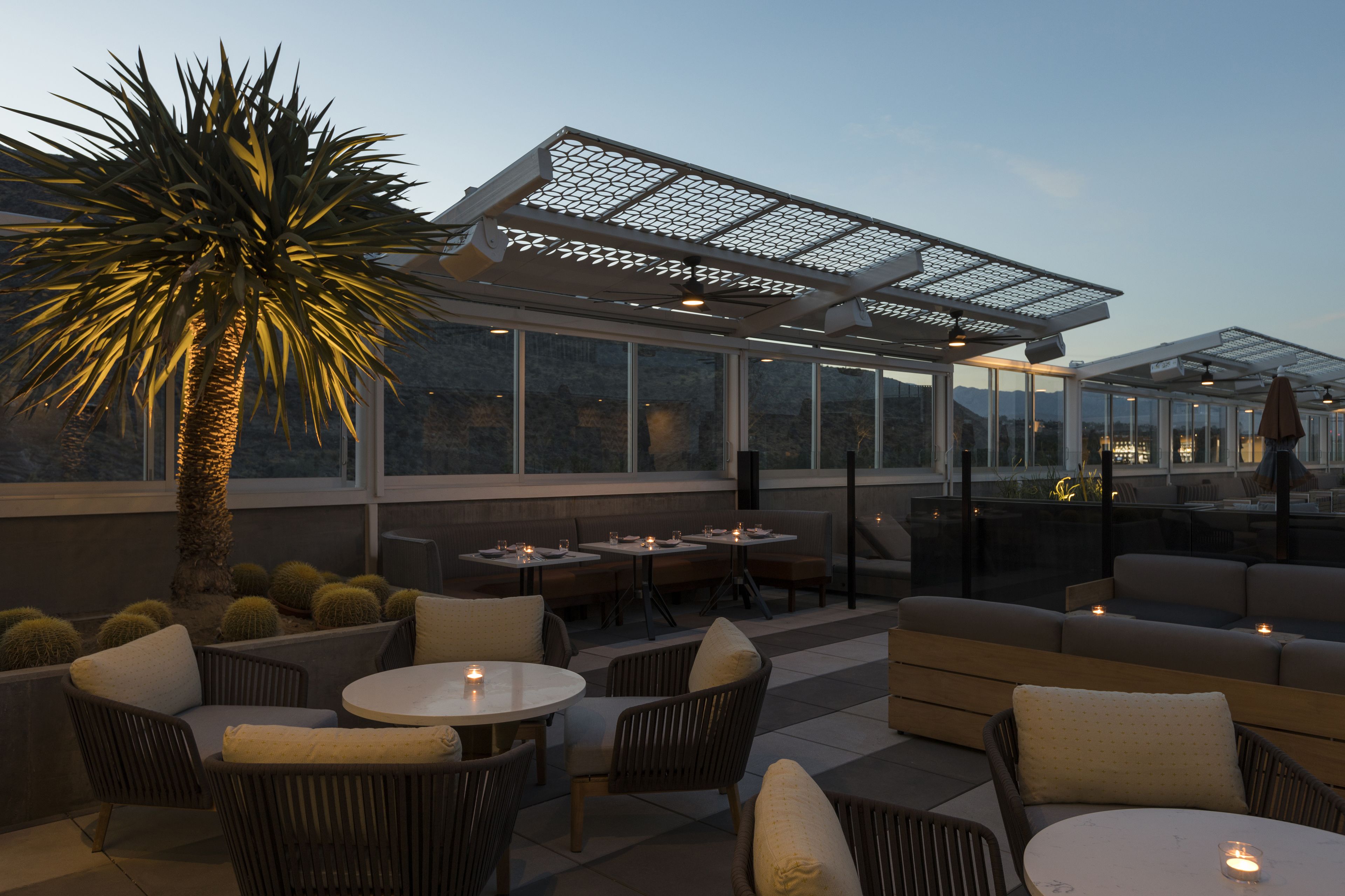 2 bars/lounges, lobby lounge