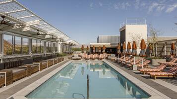 Piscina externa, espreguiçadeiras